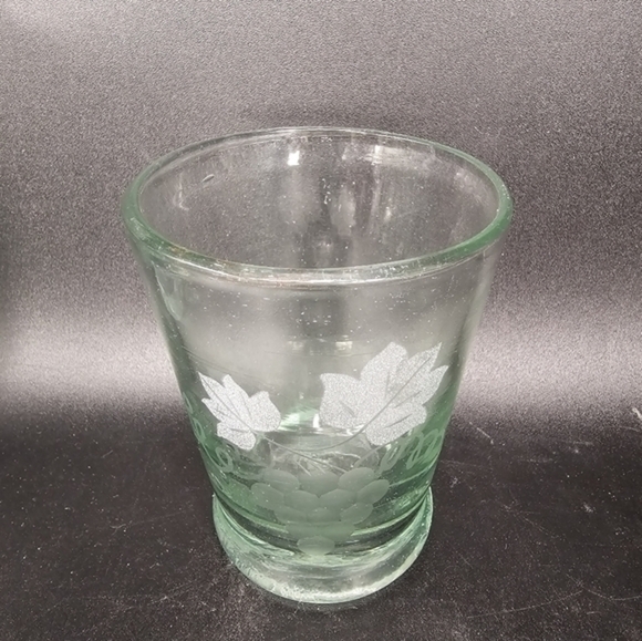 Vintage handblown wine glasses with a grape‎ design - Picture 2 of 7